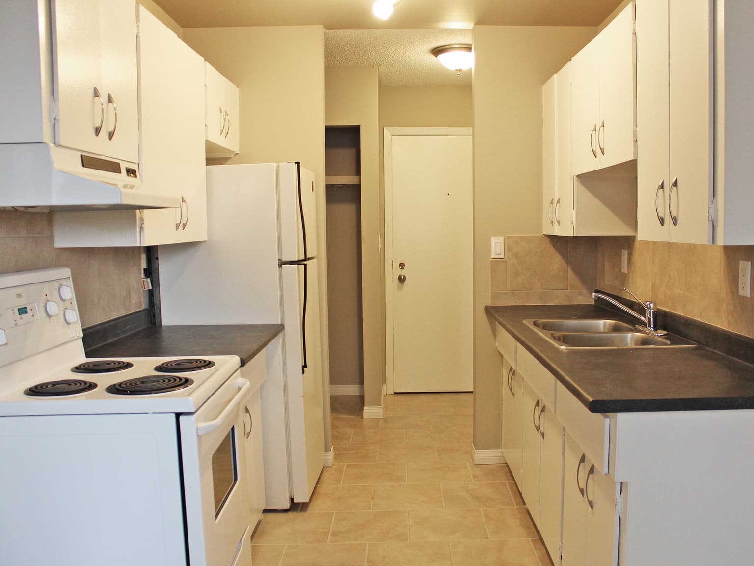 Capital Manor — Bachelor - Photo 4