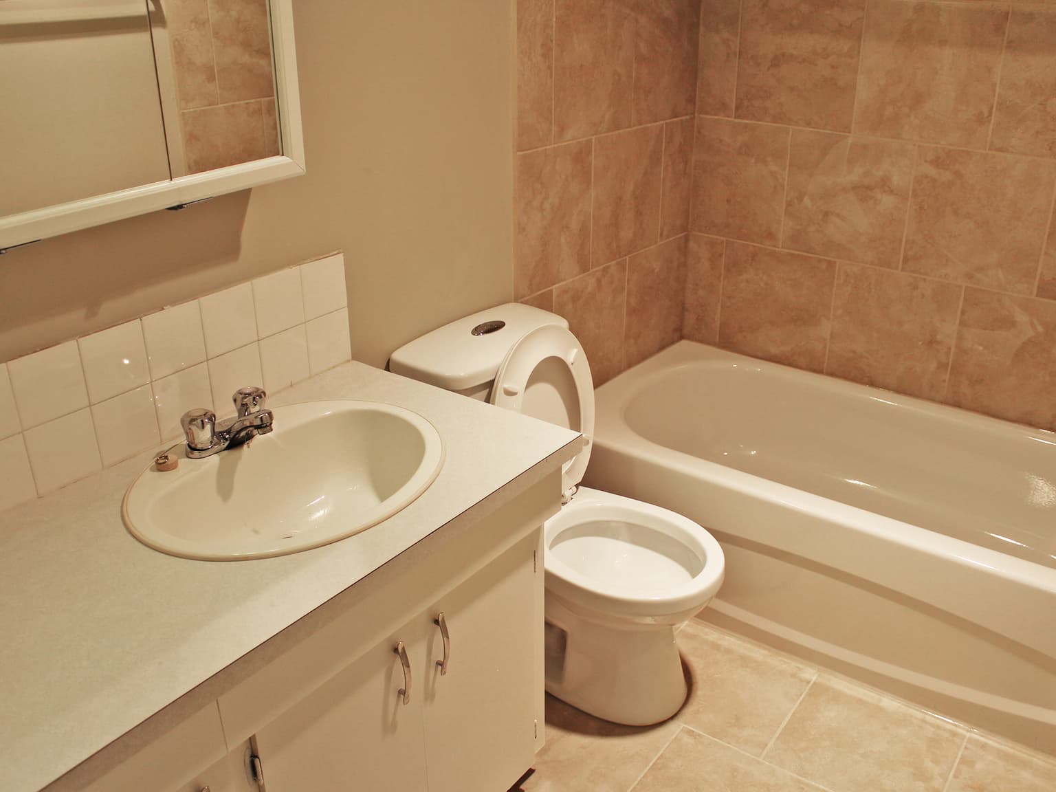 Capital Manor — Bachelor - Photo 6