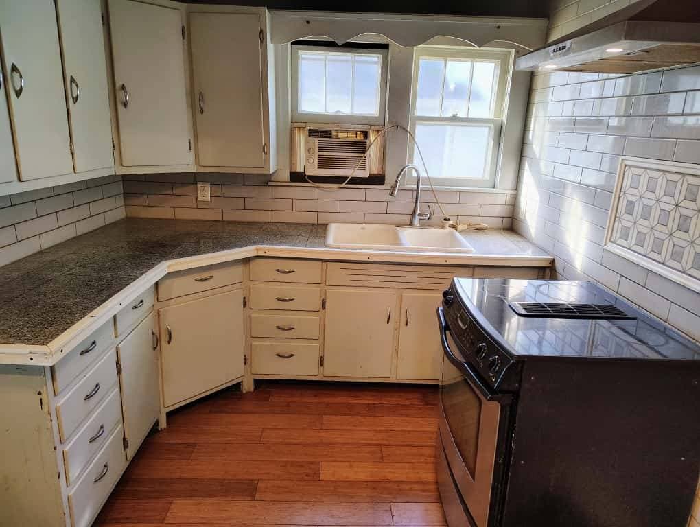 1025 W 11th St - Photo 6