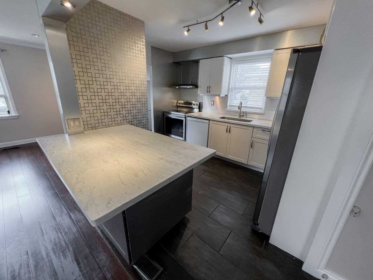 220 Ellington Dr - Main - Photo 2