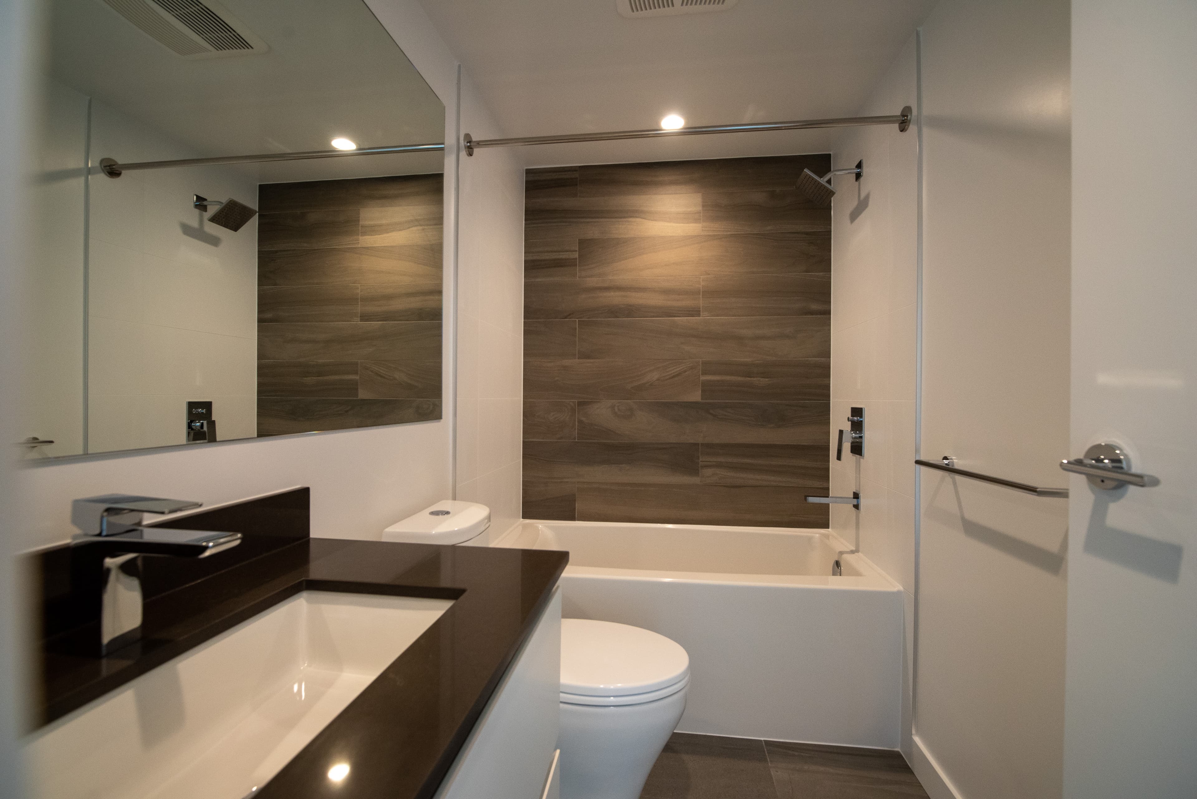 Mountain view 2x2 at King George Hub Surrey - Photo 7