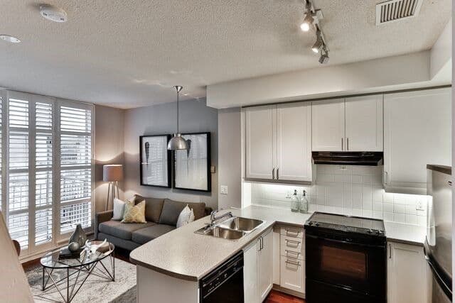 901 Queen St W - 406