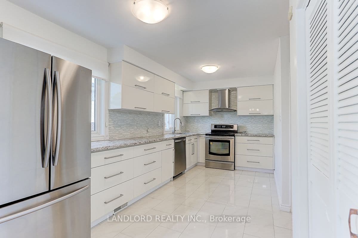 21 Pineway Blvd