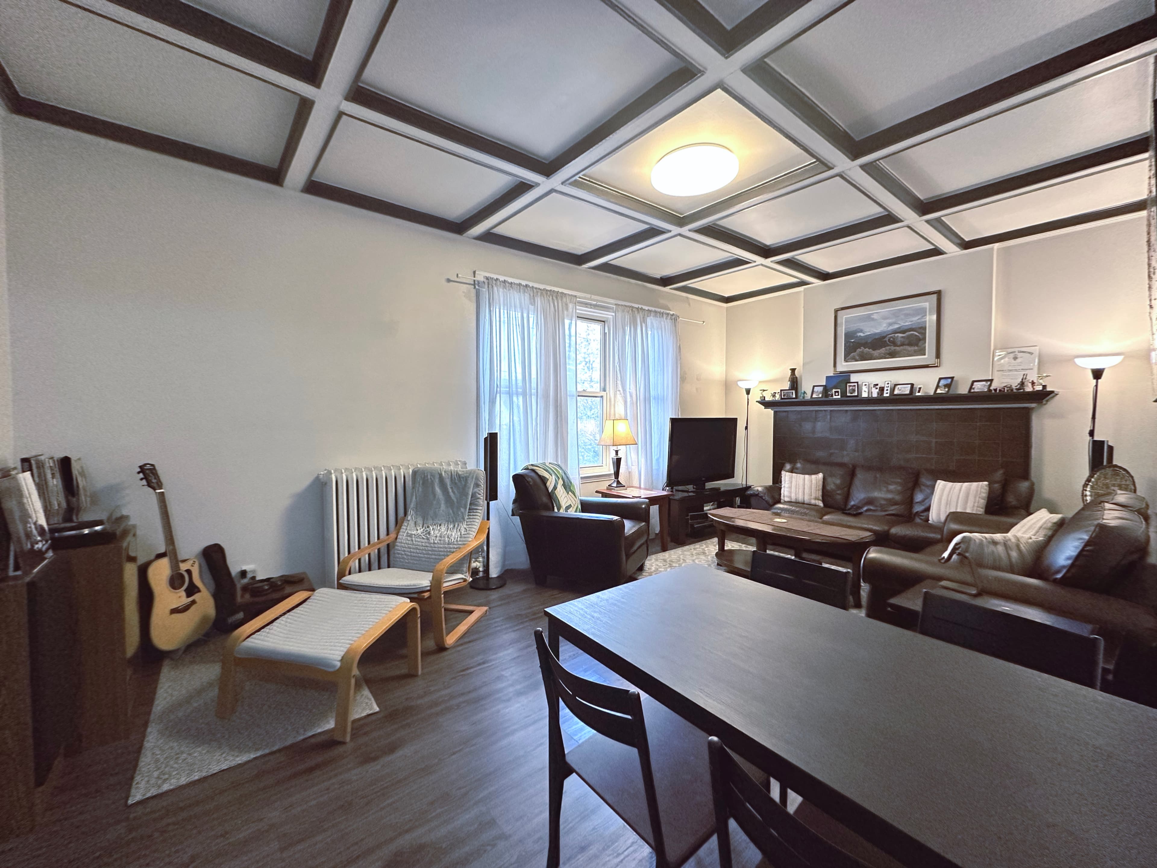 Large high ceiling 2 Bedroom -241 Queen St S - Photo 3