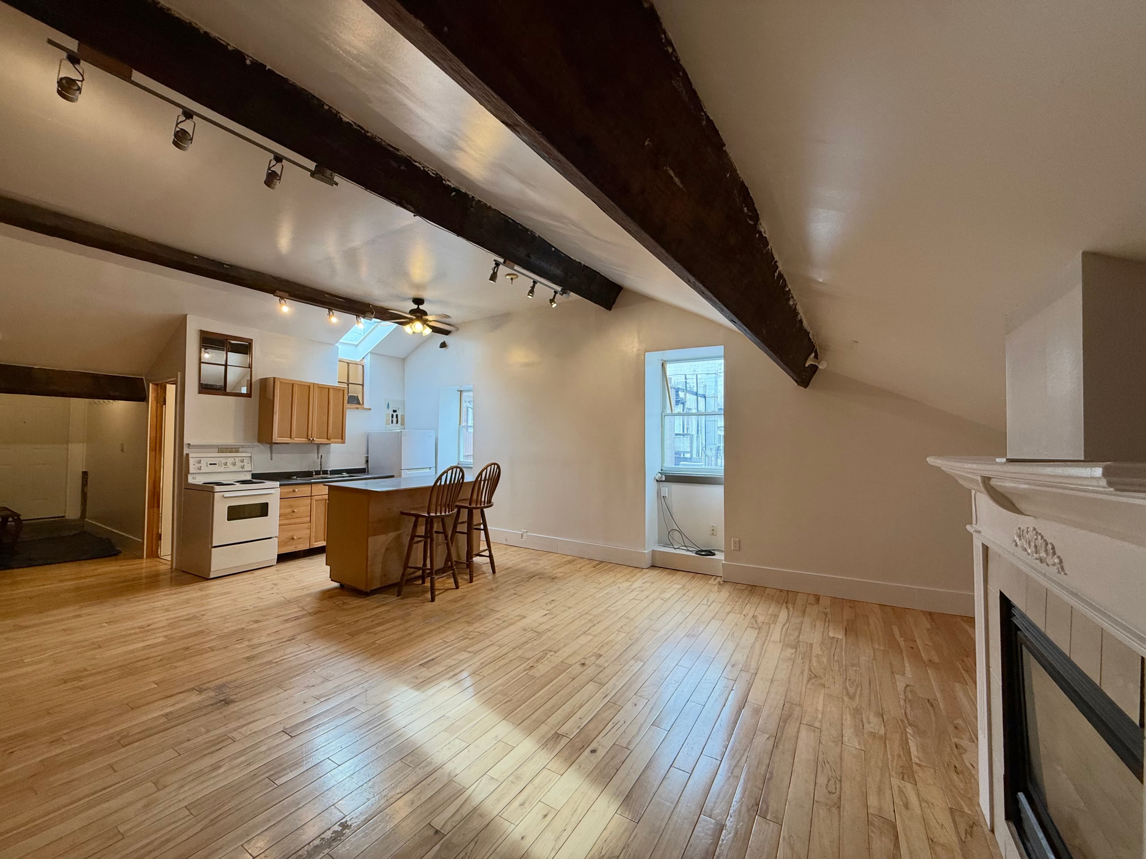 3-321 King Street East Hamilton Ontario L8N1C1