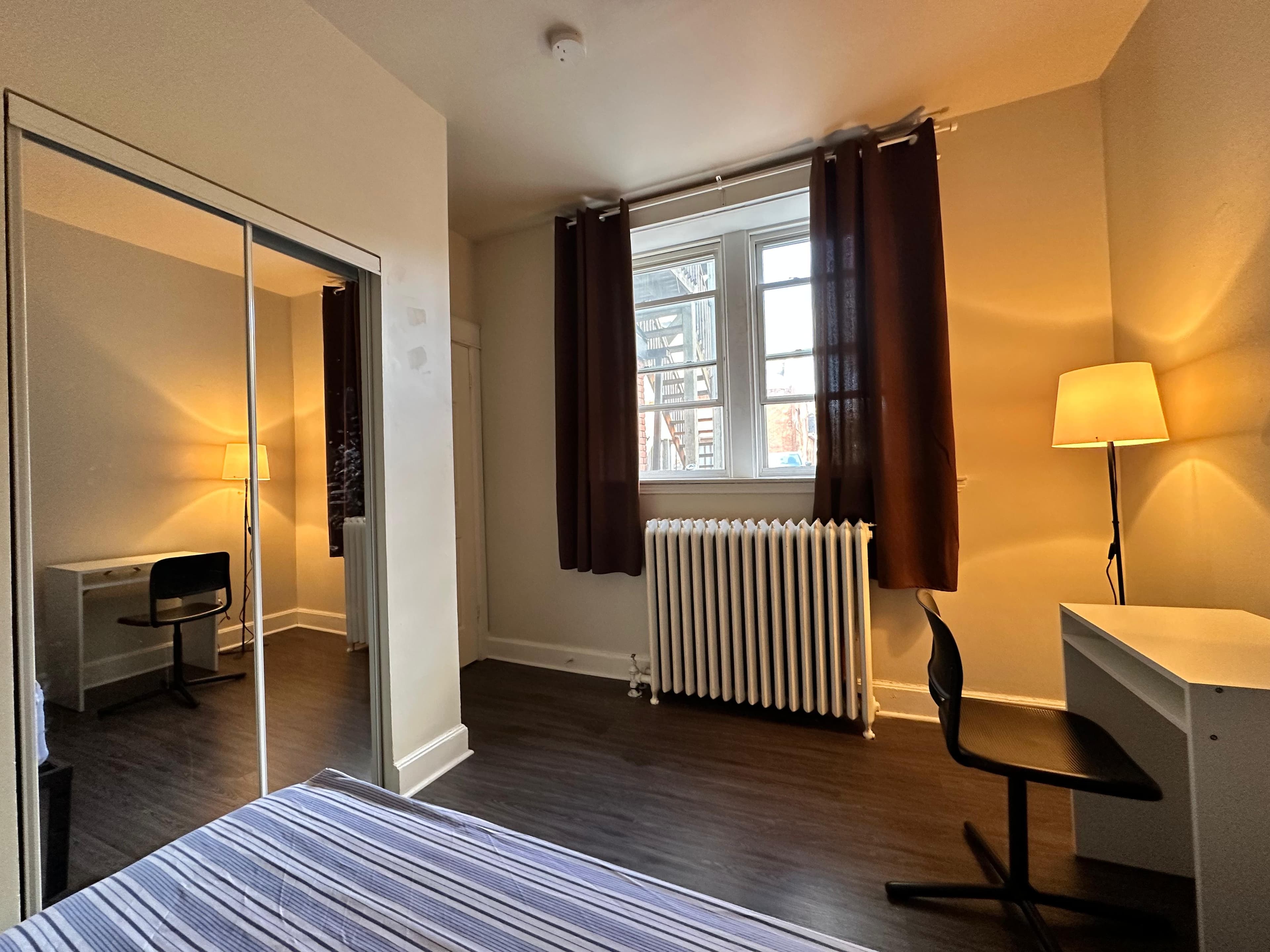Large high ceiling 2 Bedroom -241 Queen St S - Photo 7