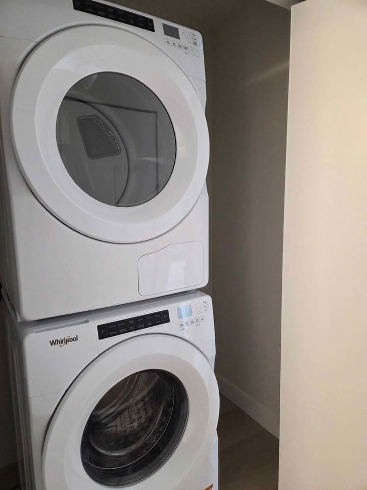 Bright Top-Floor 1-Bed Walkup - Pet-Friendly with Balcony - Photo 8