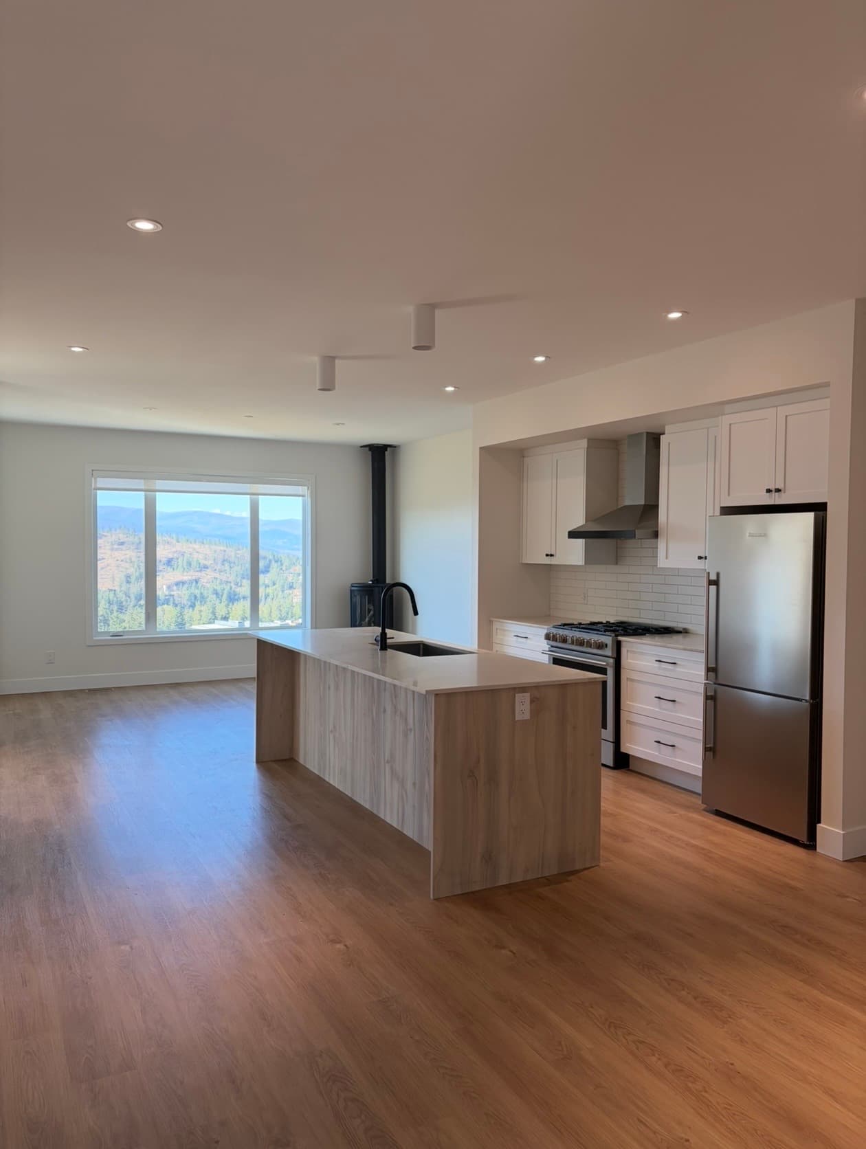 Luxury 3-Bed Townhome - Predator Ridge/Vernon - Annual/Monthly Lease - Available Now - Photo 2