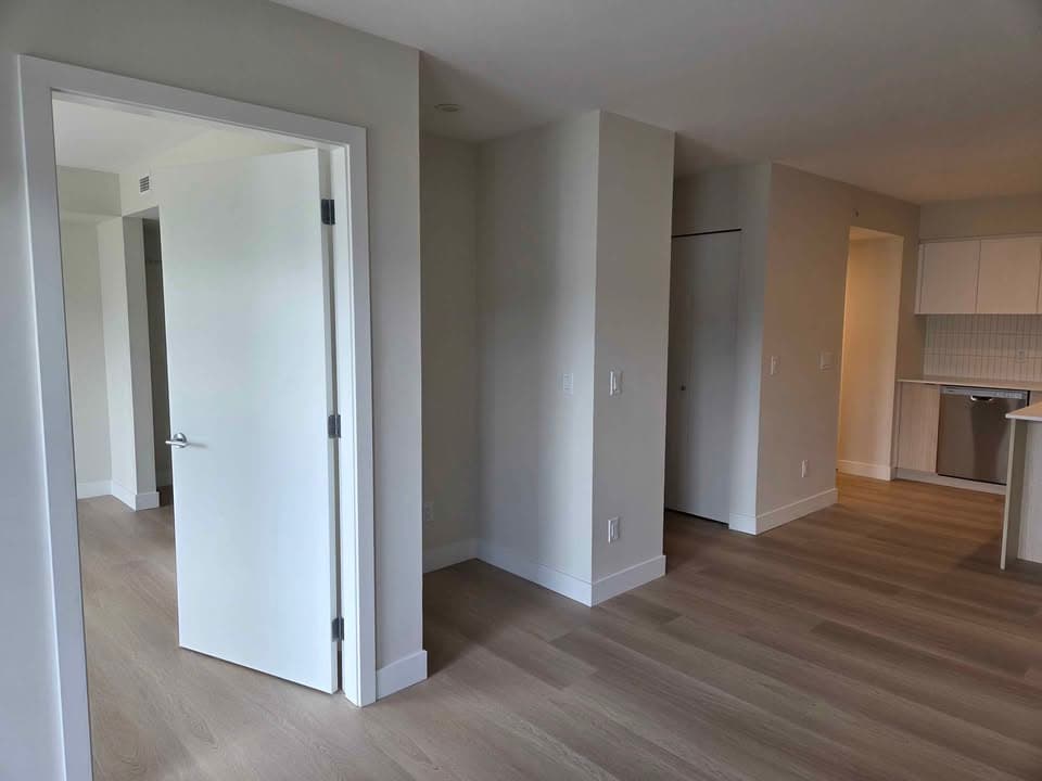 Bright Top-Floor 1-Bed Walkup - Pet-Friendly with Balcony - Photo 4
