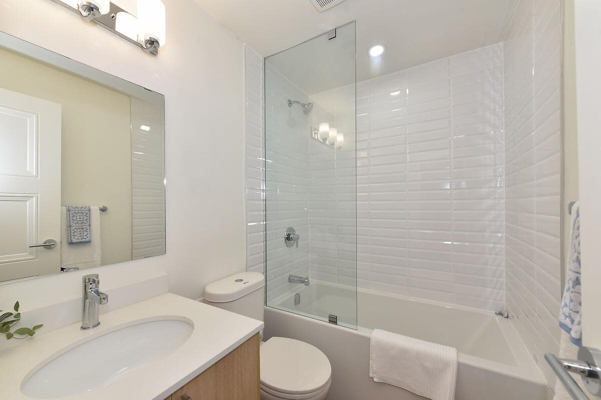 101- 160 Dowling Avenue Toronto Ontario M6K 3A6 - Photo 8
