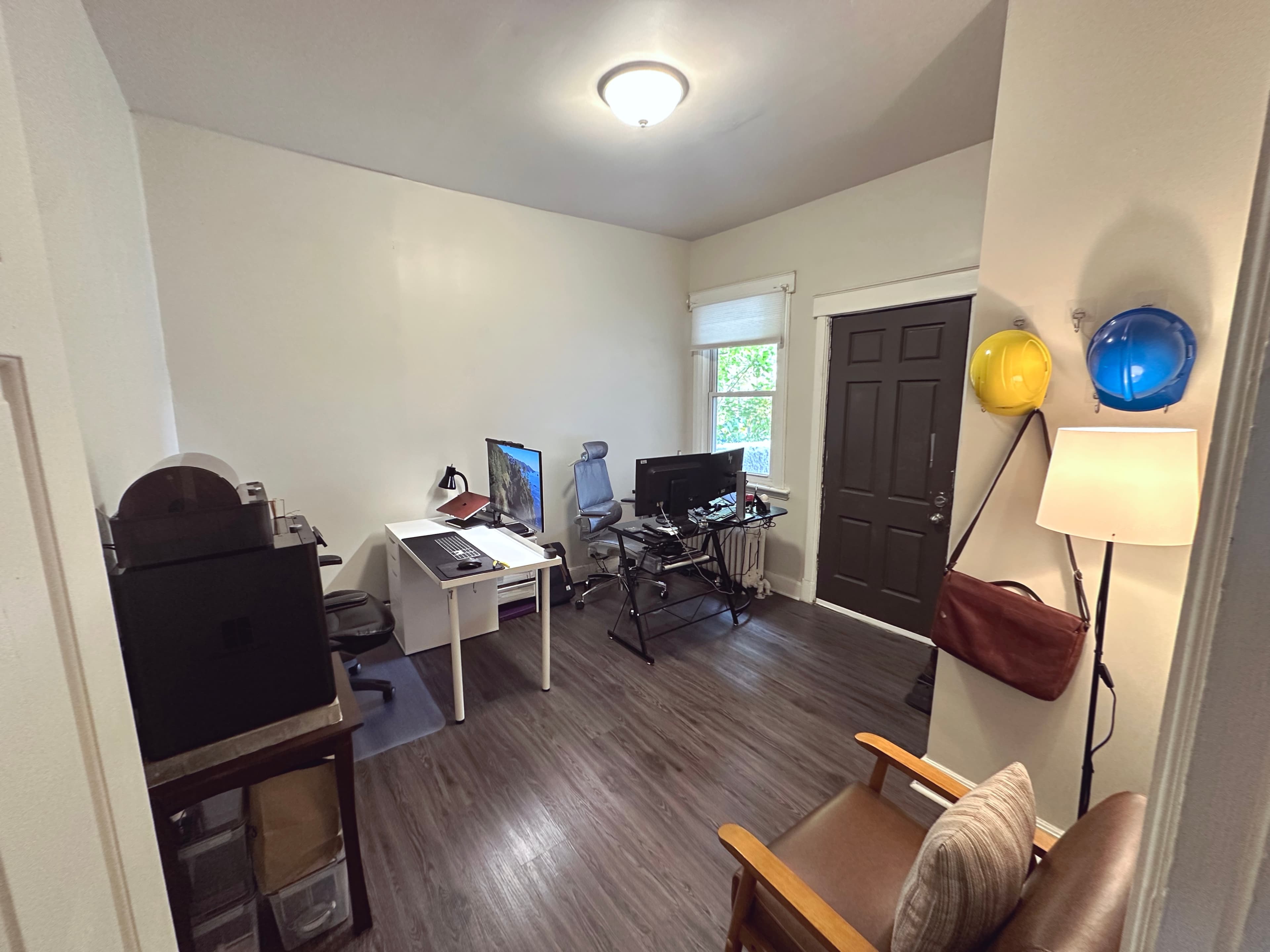 Large high ceiling 2 Bedroom -241 Queen St S - Photo 8