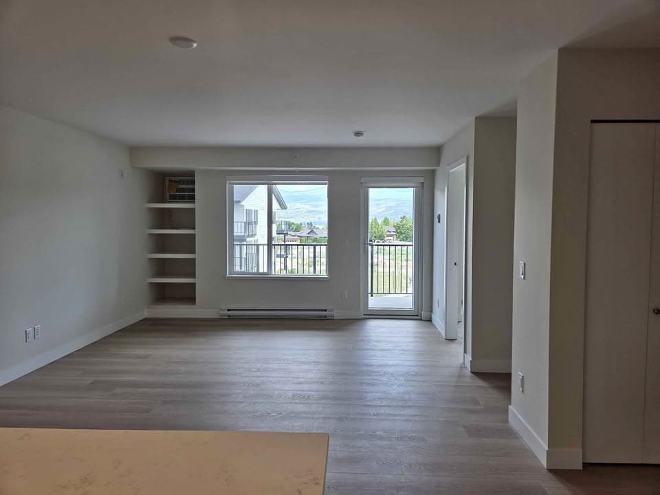 Bright Top-Floor 1-Bed Walkup - Pet-Friendly with Balcony