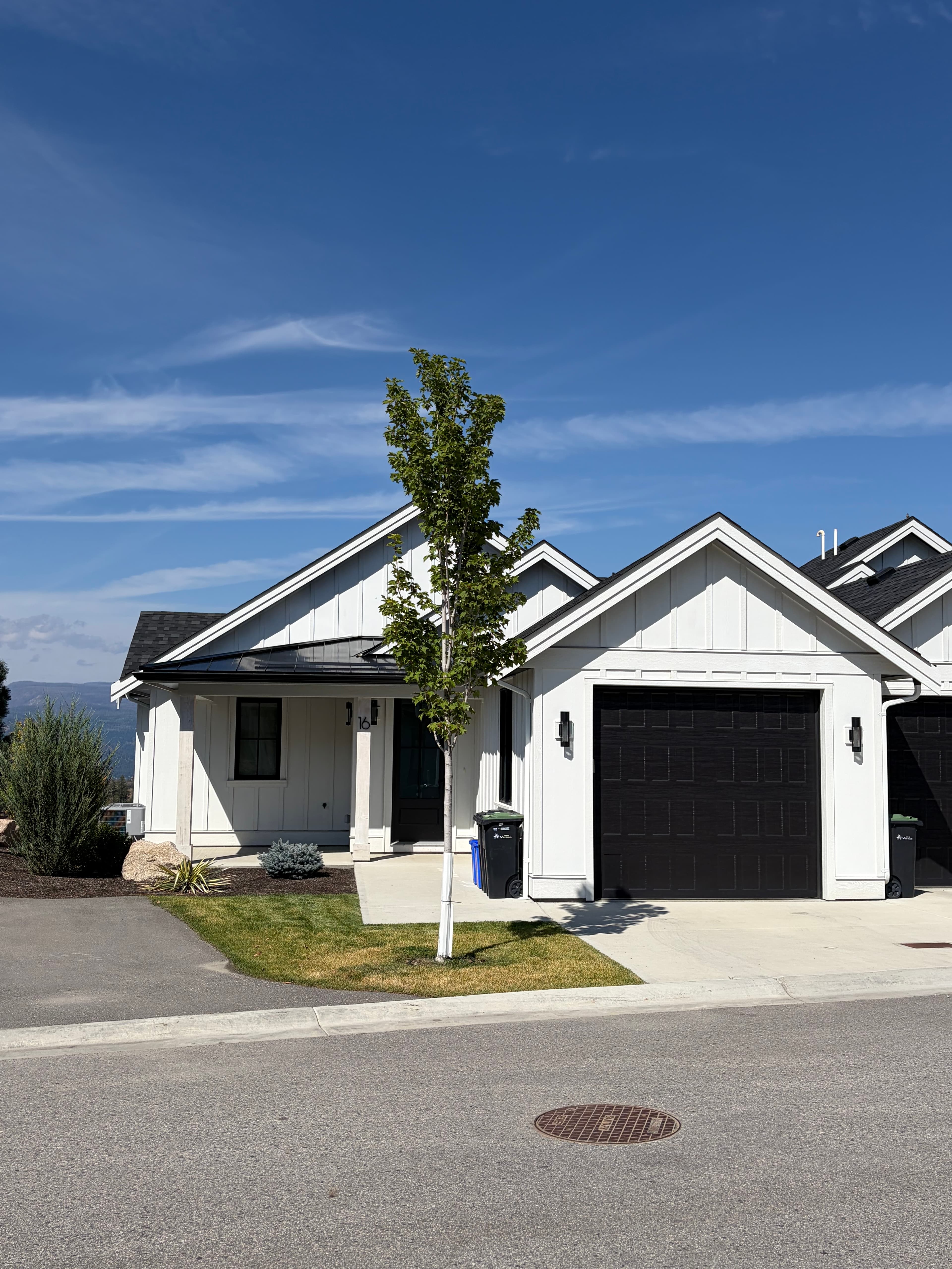 Luxury 3-Bed Townhome - Predator Ridge/Vernon - Annual/Monthly Lease - Available Now