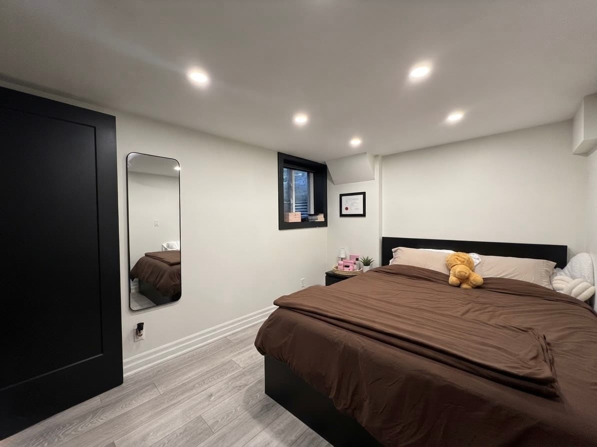 121 Sorauren Ave - 4 - Photo 11