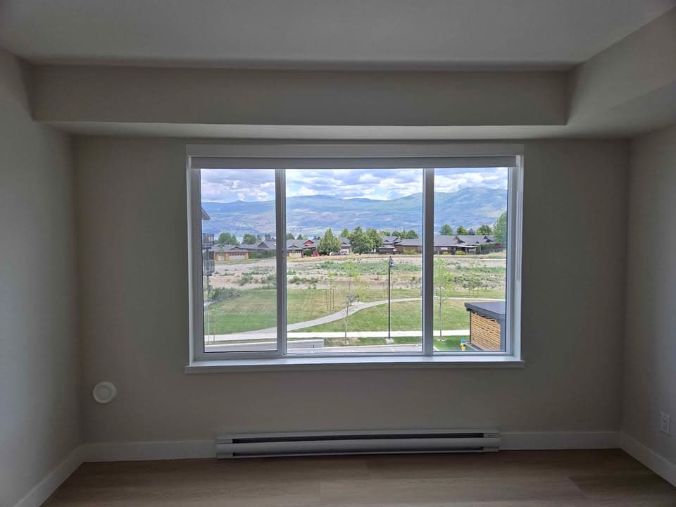 Bright Top-Floor 1-Bed Walkup - Pet-Friendly with Balcony - Photo 7
