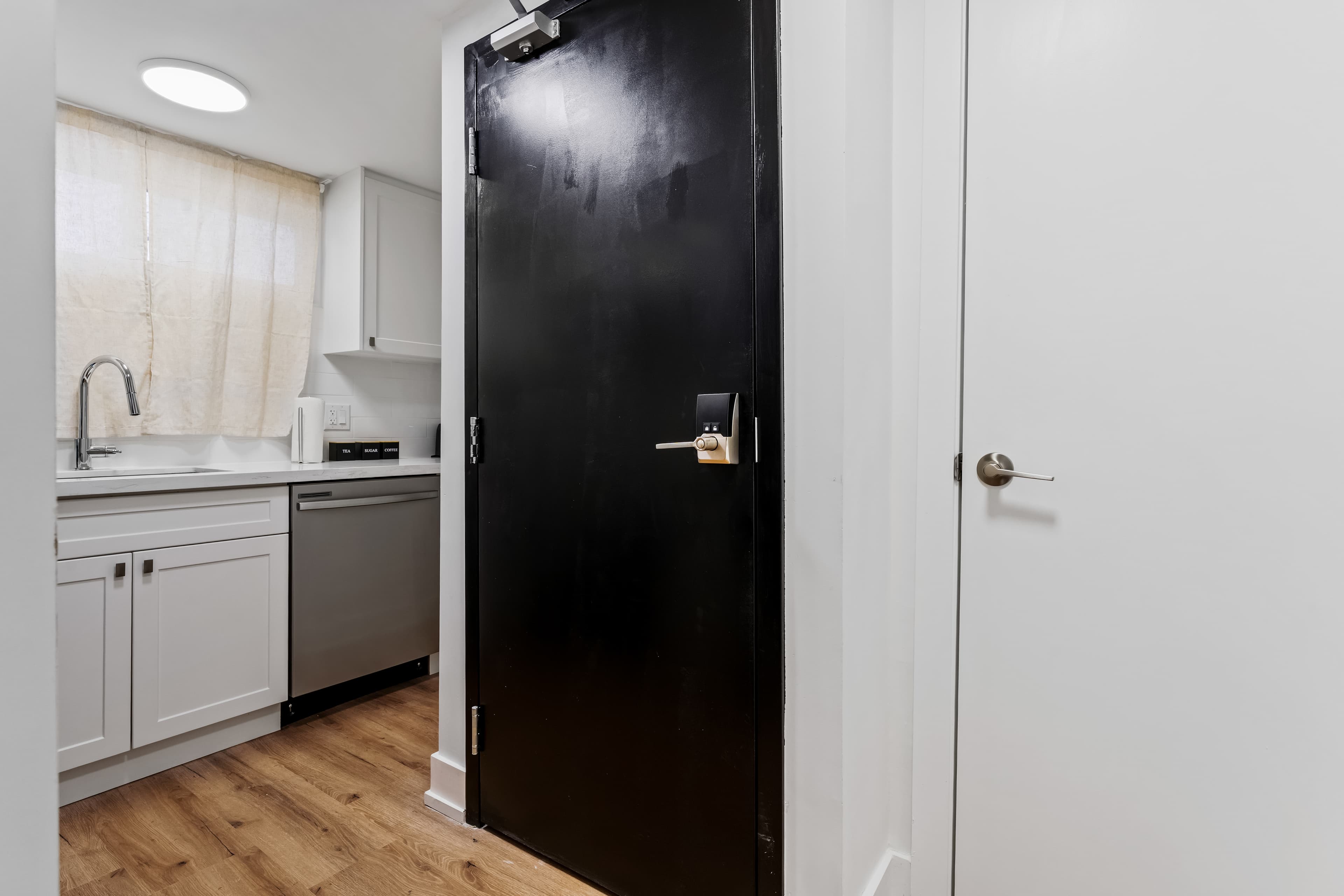Studio - 610 King St E - Photo 11