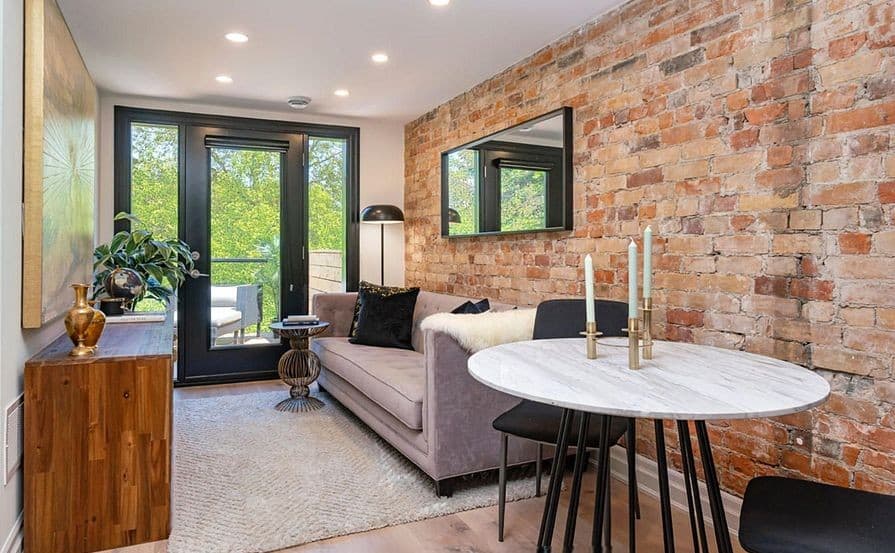 121 Sorauren Ave - 2