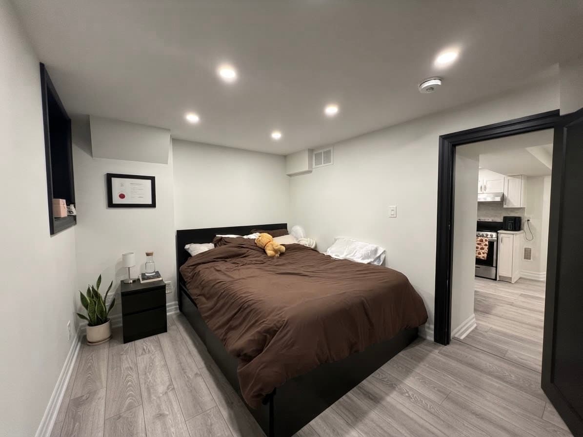 121 Sorauren Ave - 4 - Photo 9