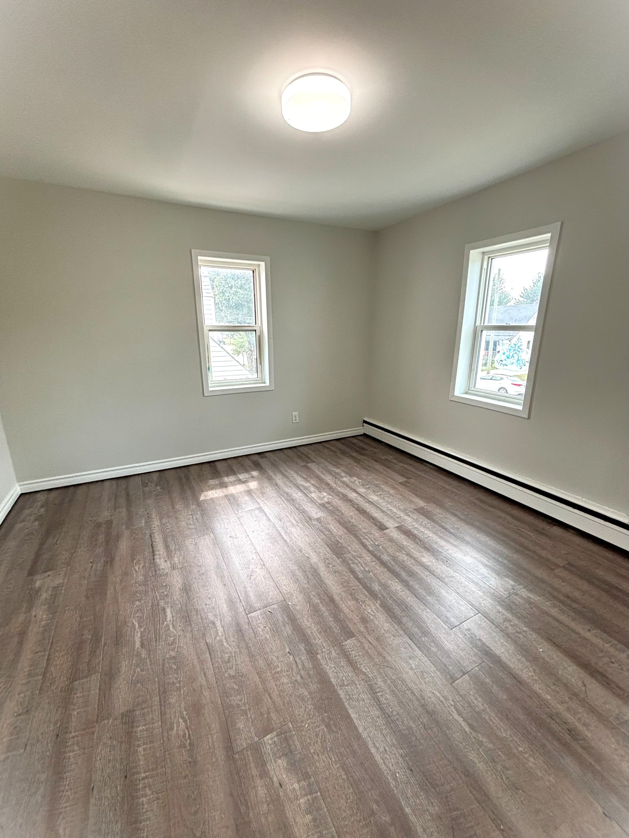 352 Park Ave - 3 - Photo 4