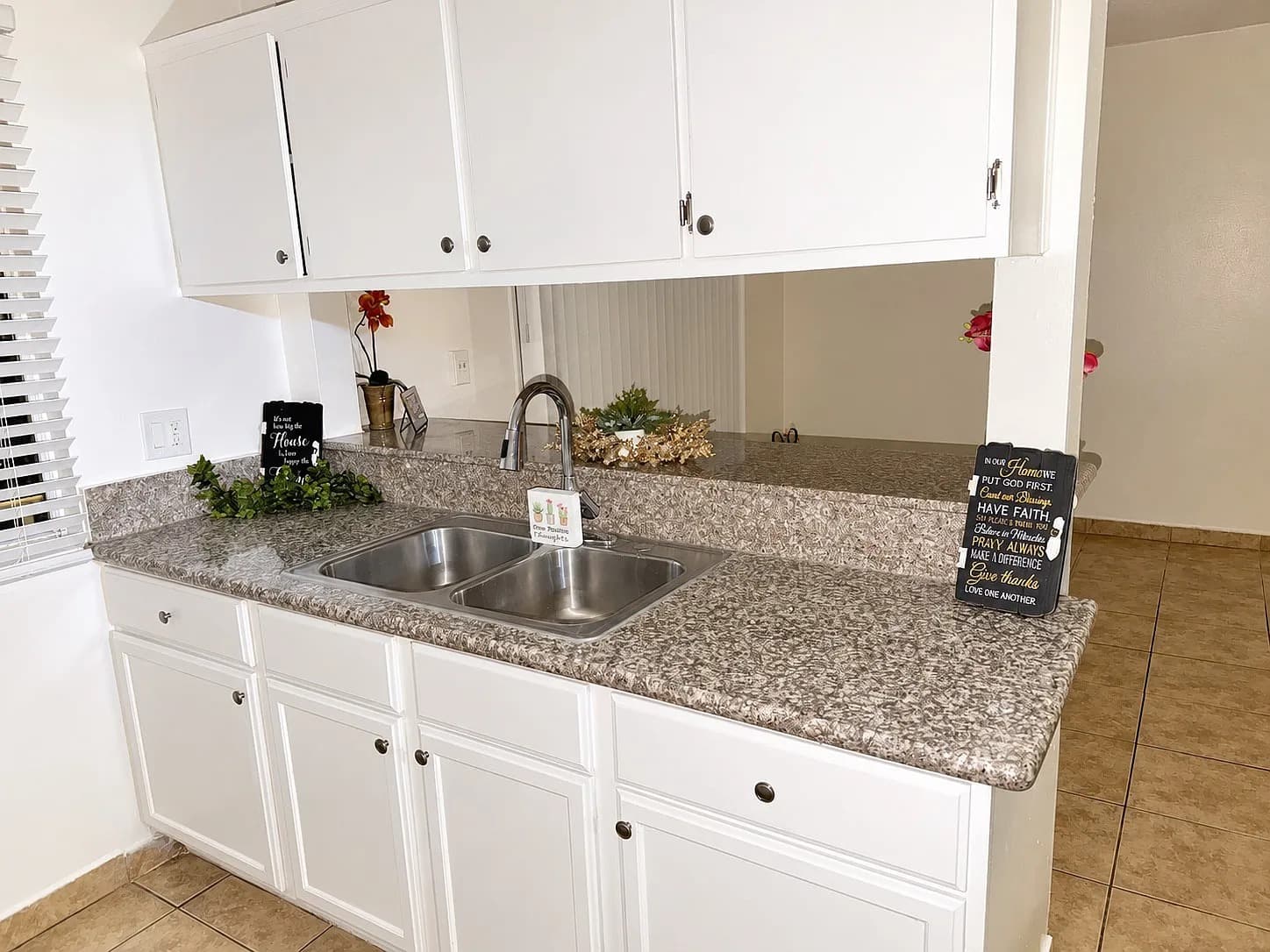 15831 Vanowen 1BR 1 BA - Photo 2