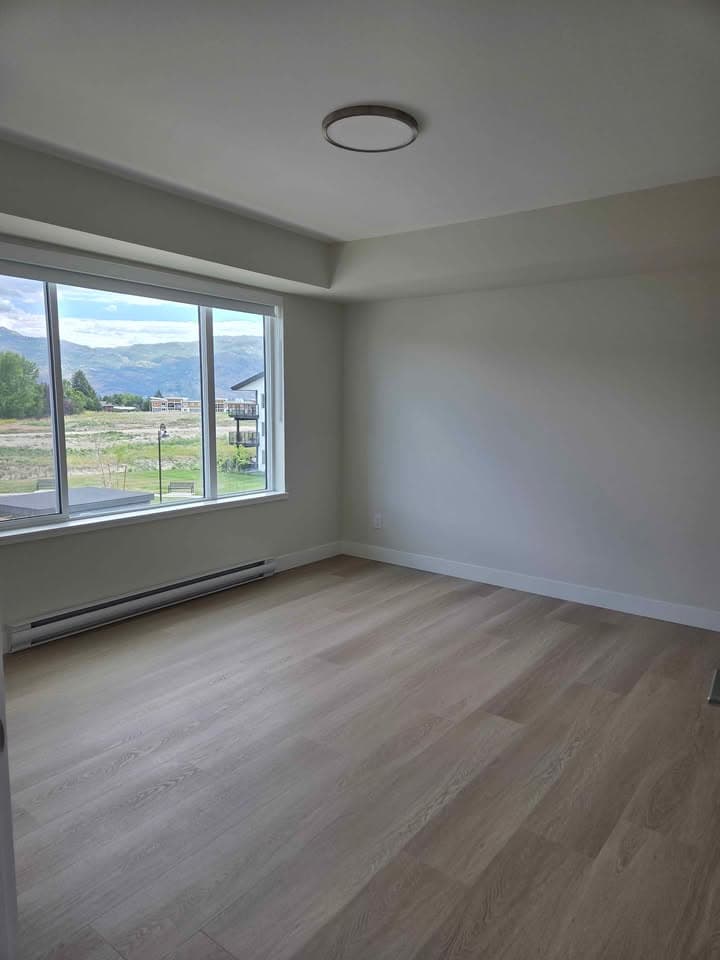 Bright Top-Floor 1-Bed Walkup - Pet-Friendly with Balcony - Photo 6
