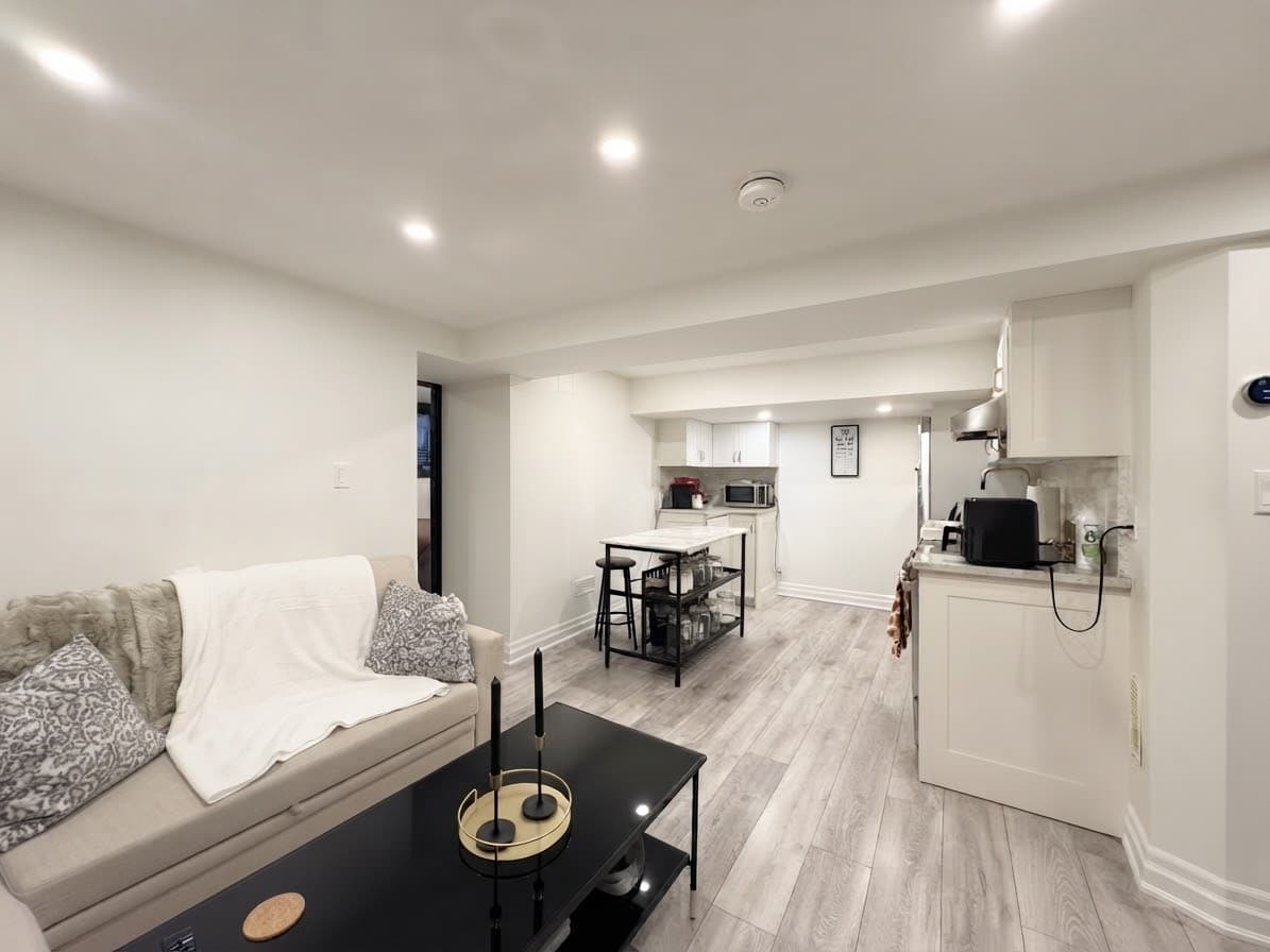 121 Sorauren Ave - 4 - Photo 5