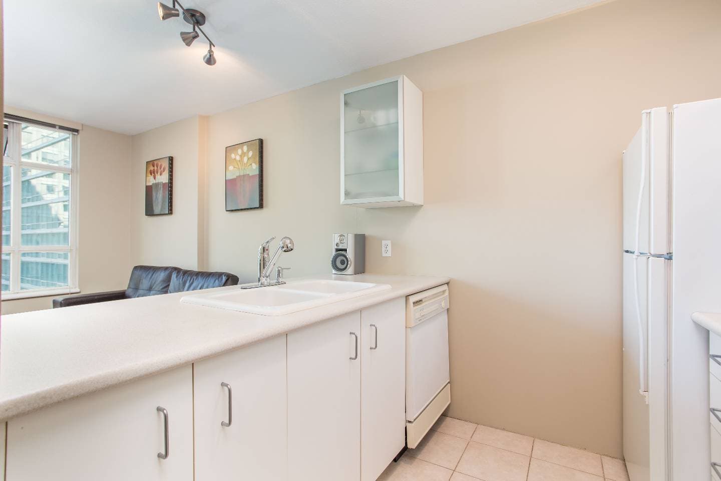 806-438 Seymour - Photo 2