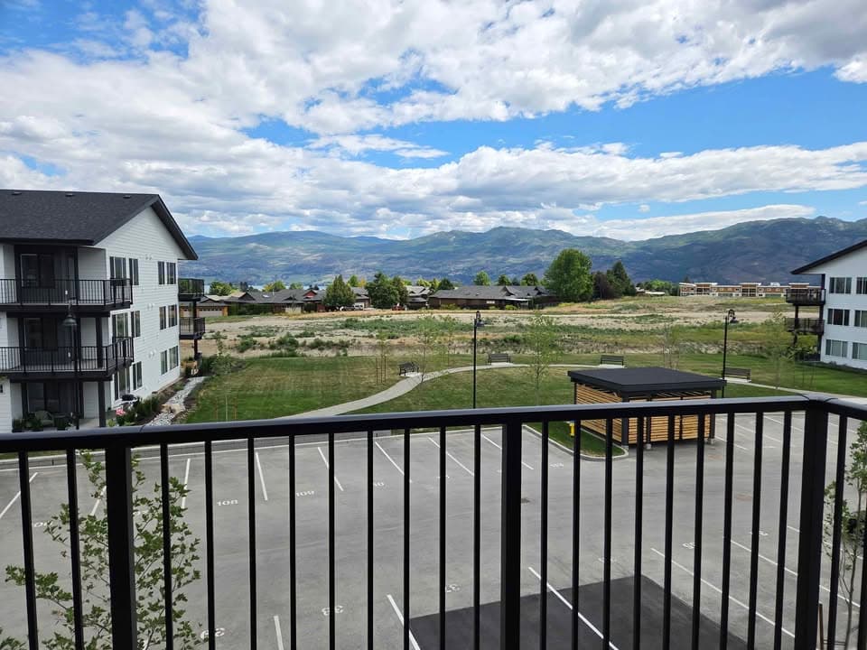 Bright Top-Floor 1-Bed Walkup - Pet-Friendly with Balcony - Photo 10