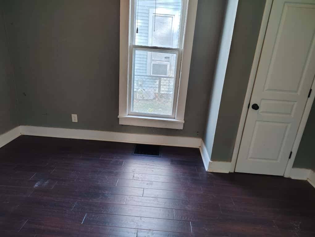 1025 W 11th St - Photo 2