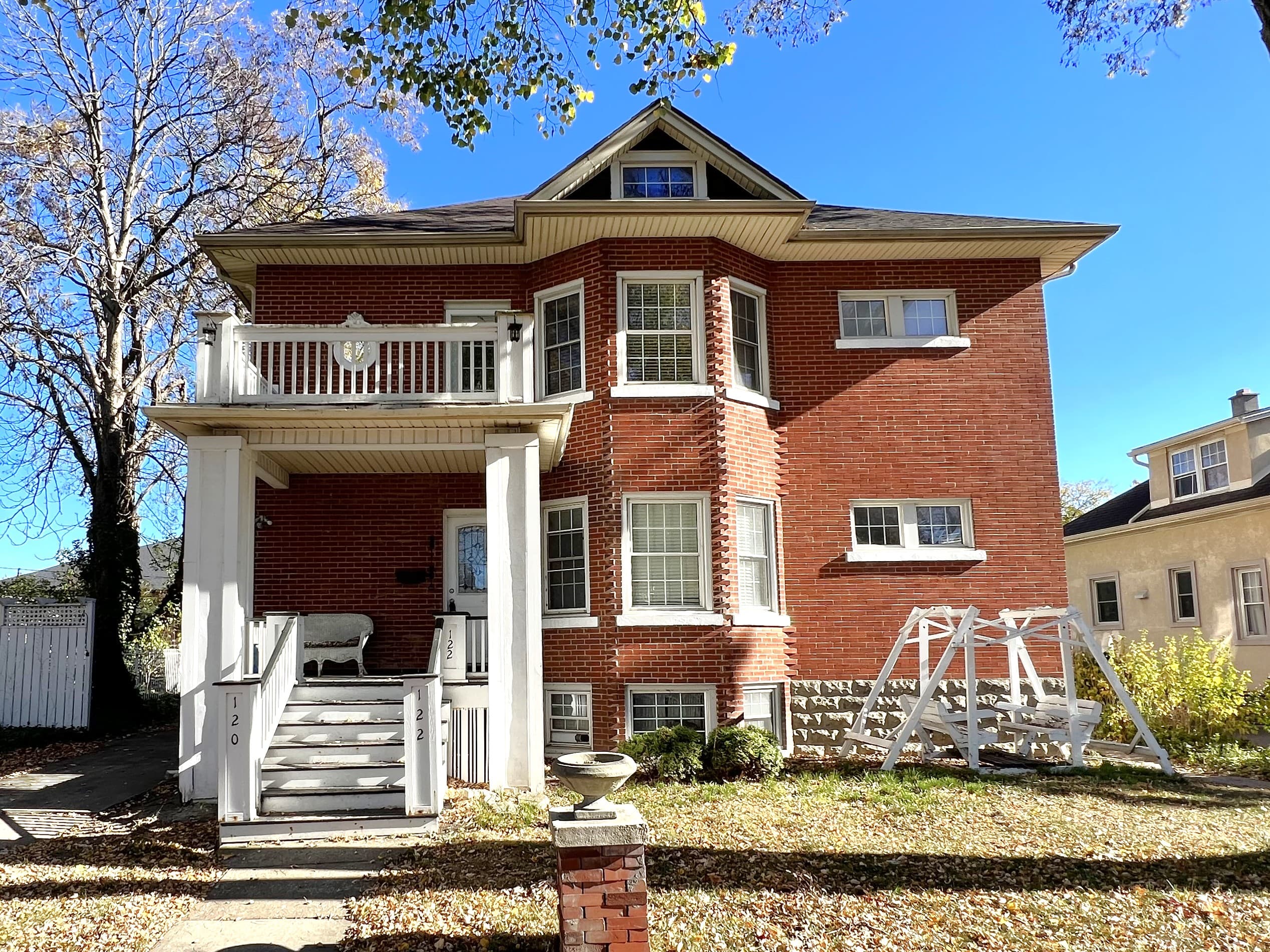120 McEwan - Main Floor Unit