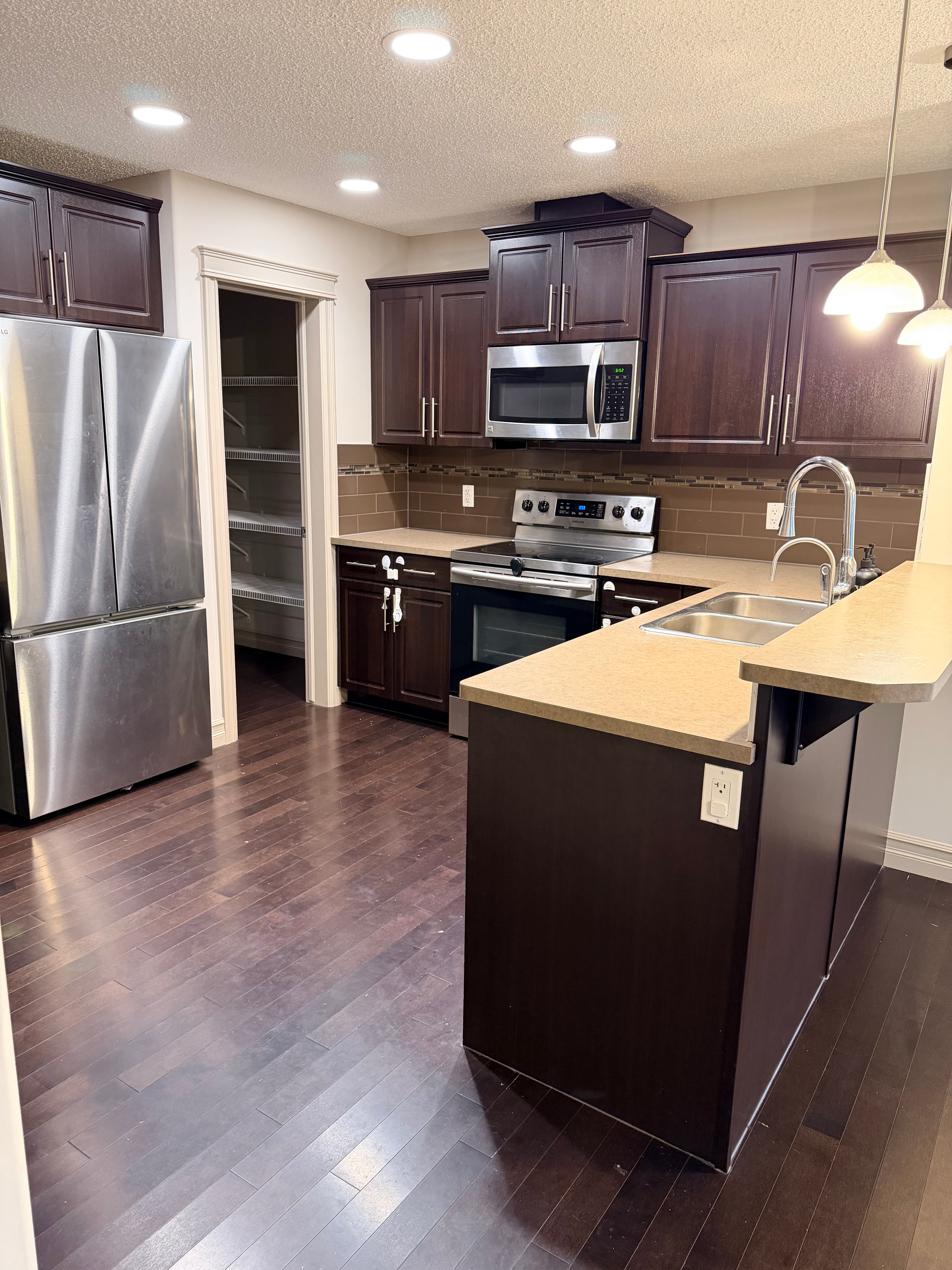 605 175a Street - Photo 2