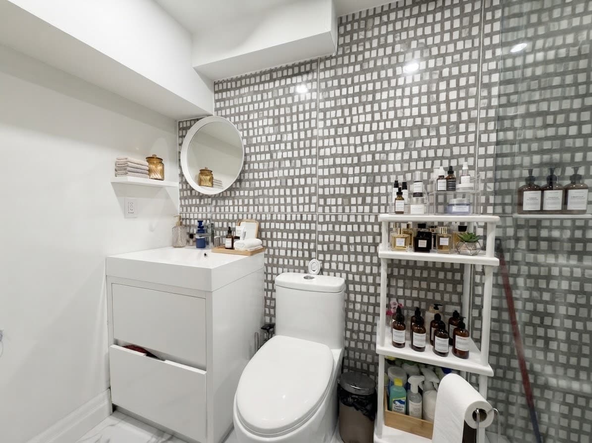 121 Sorauren Ave - 4 - Photo 12