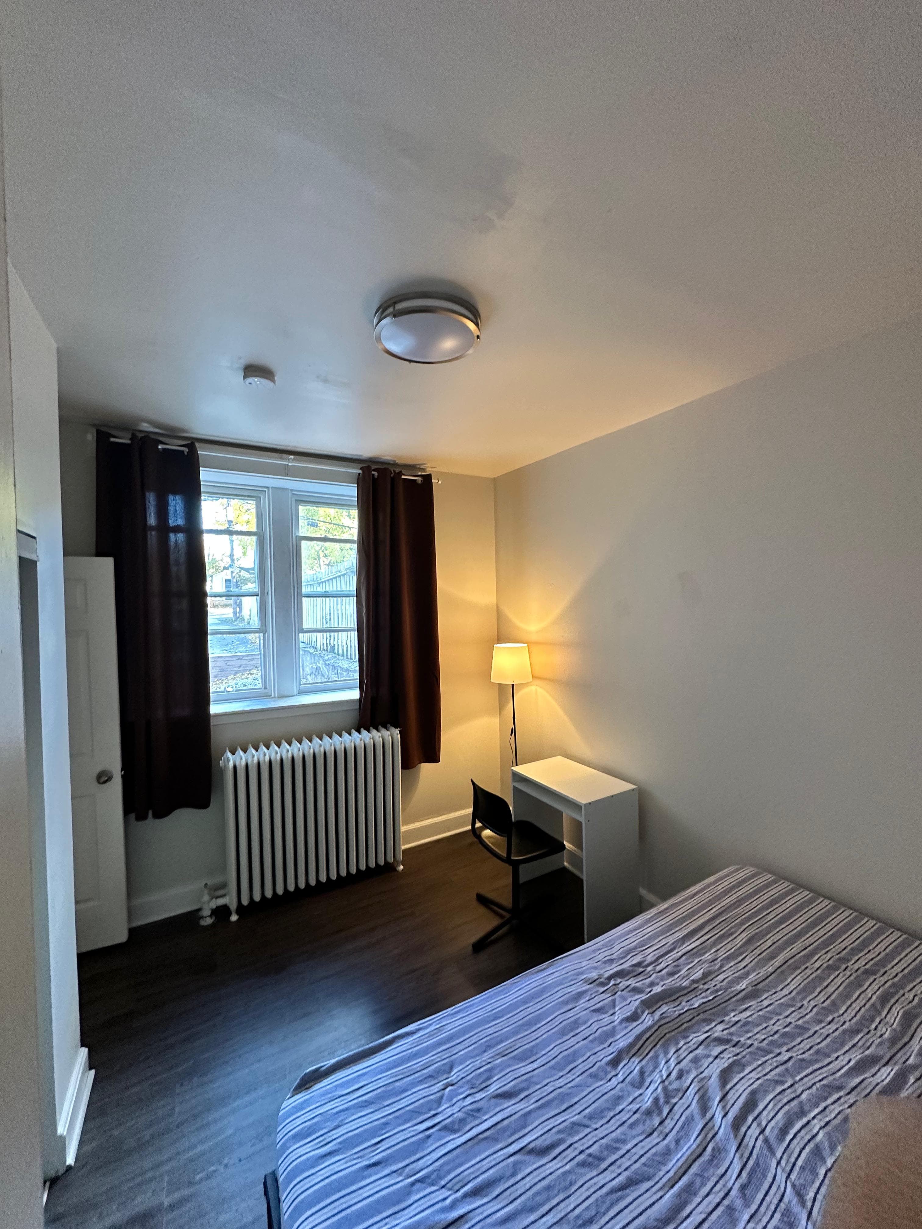 Large high ceiling 2 Bedroom -241 Queen St S - Photo 5