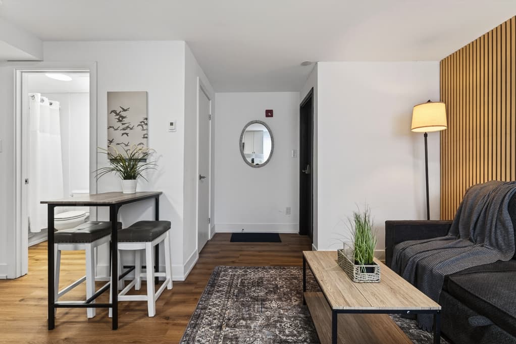 1 BEDROOM - 610 King St E