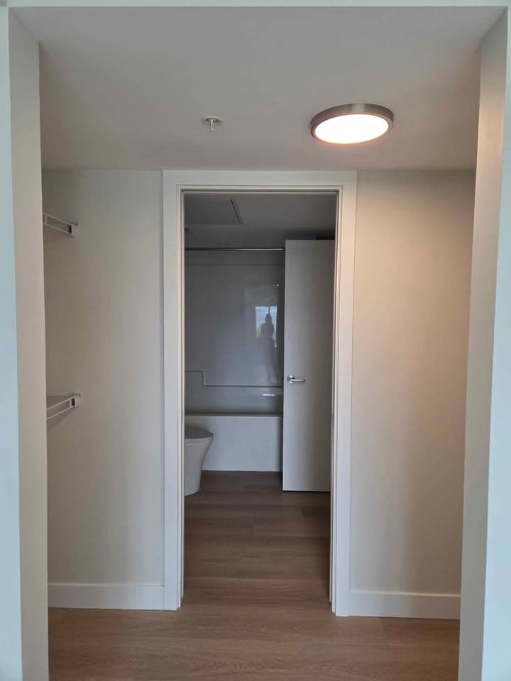 Bright Top-Floor 1-Bed Walkup - Pet-Friendly with Balcony - Photo 9