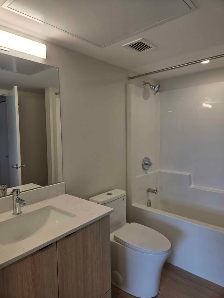 Bright Top-Floor 1-Bed Walkup - Pet-Friendly with Balcony - Photo 5