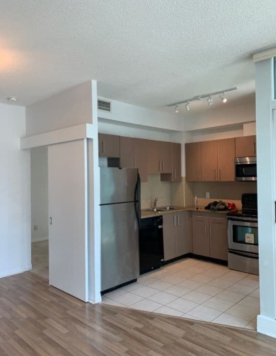 12 Yonge St -2010 - Photo 3