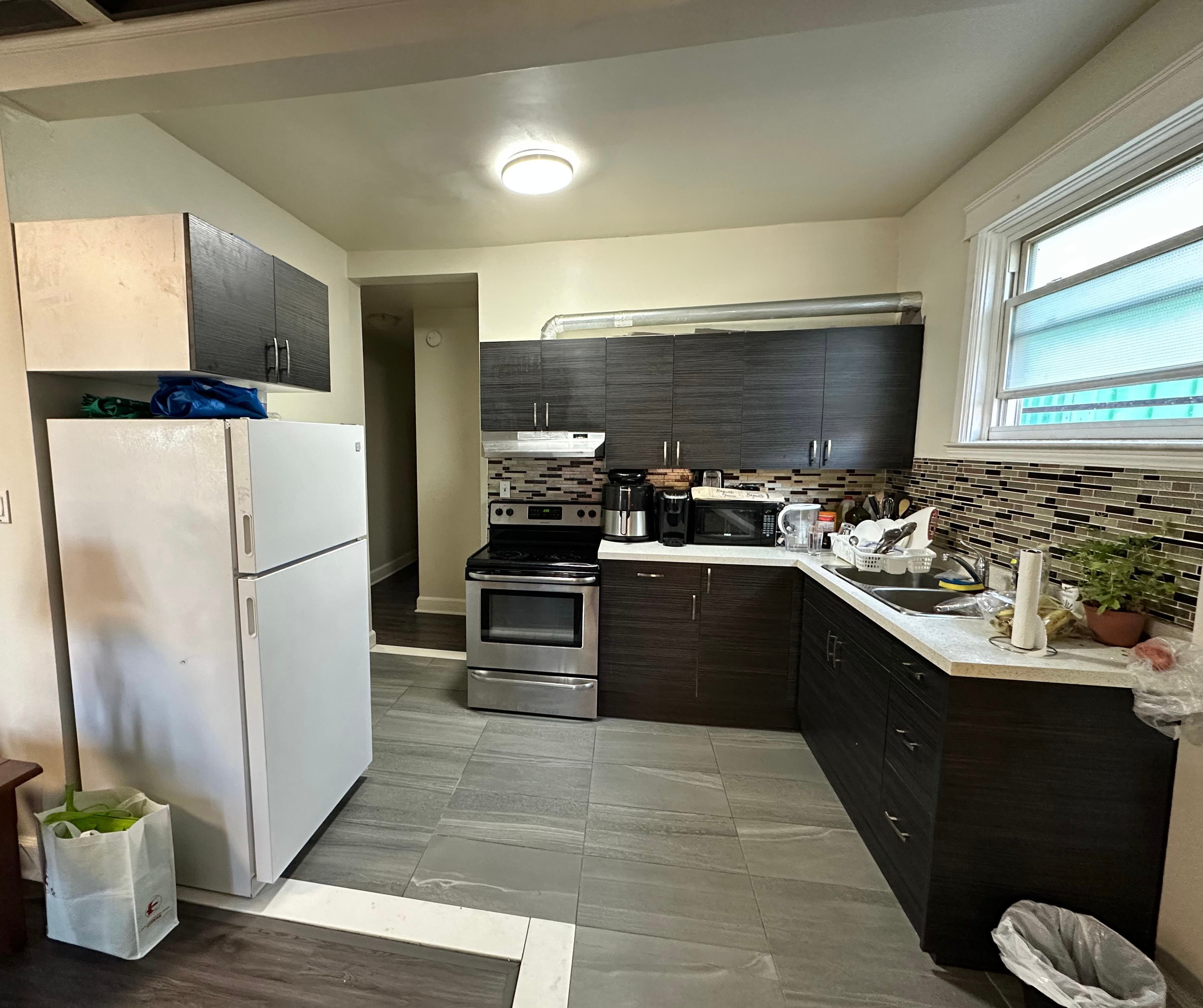 Large high ceiling 2 Bedroom -241 Queen St S - Photo 4