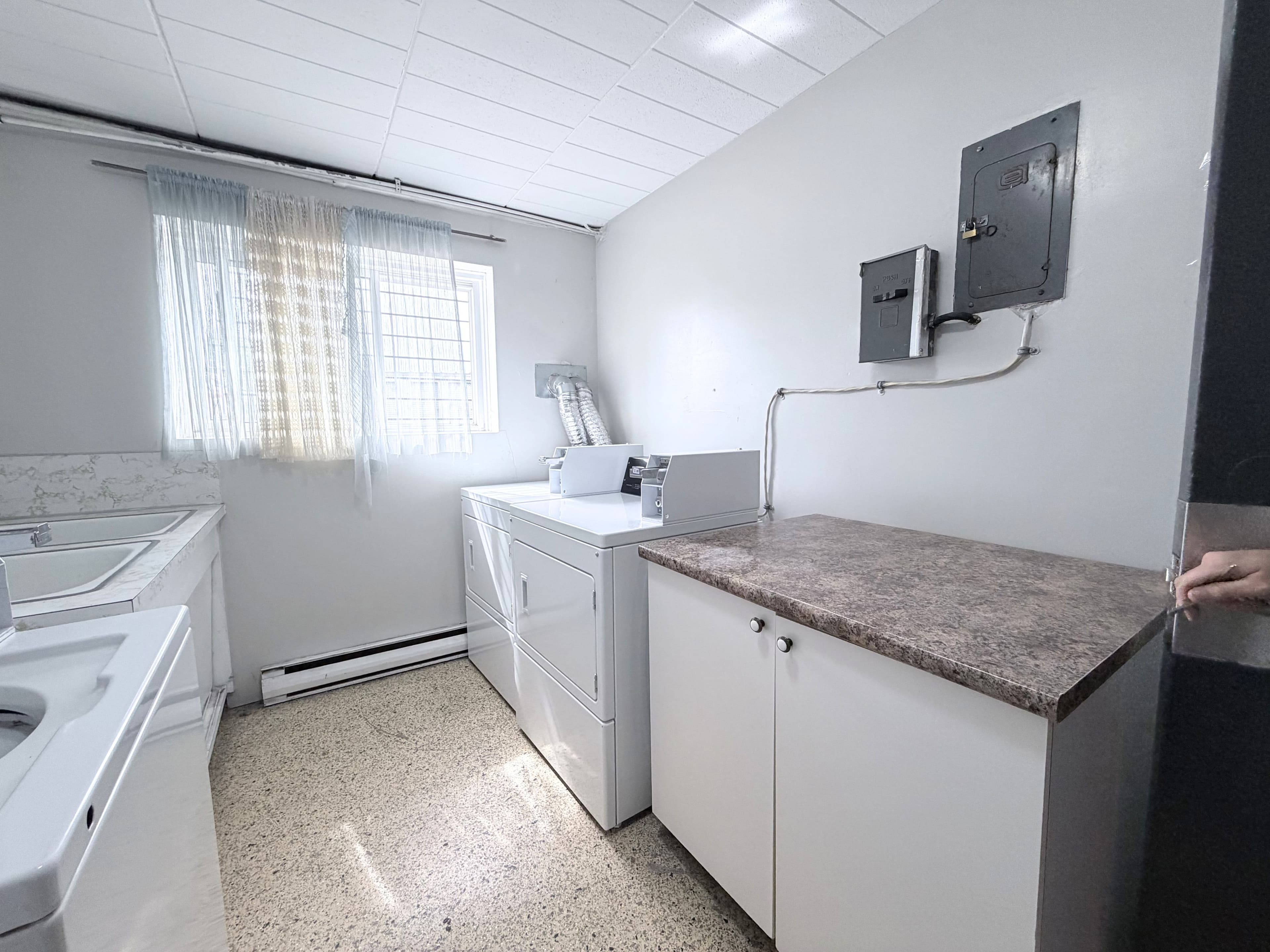Unit 5 - 19 Empire - Photo 19