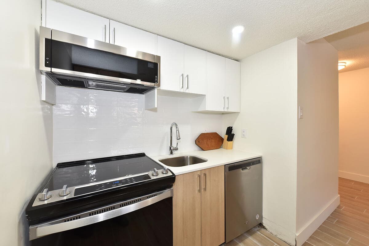 101- 160 Dowling Avenue Toronto Ontario M6K 3A6 - Photo 2