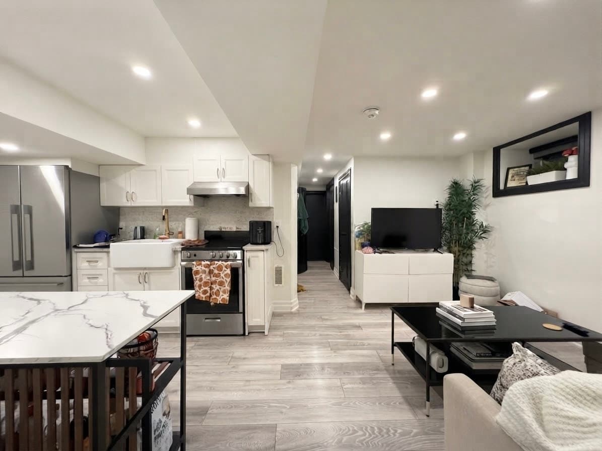 121 Sorauren Ave - 4 - Photo 2