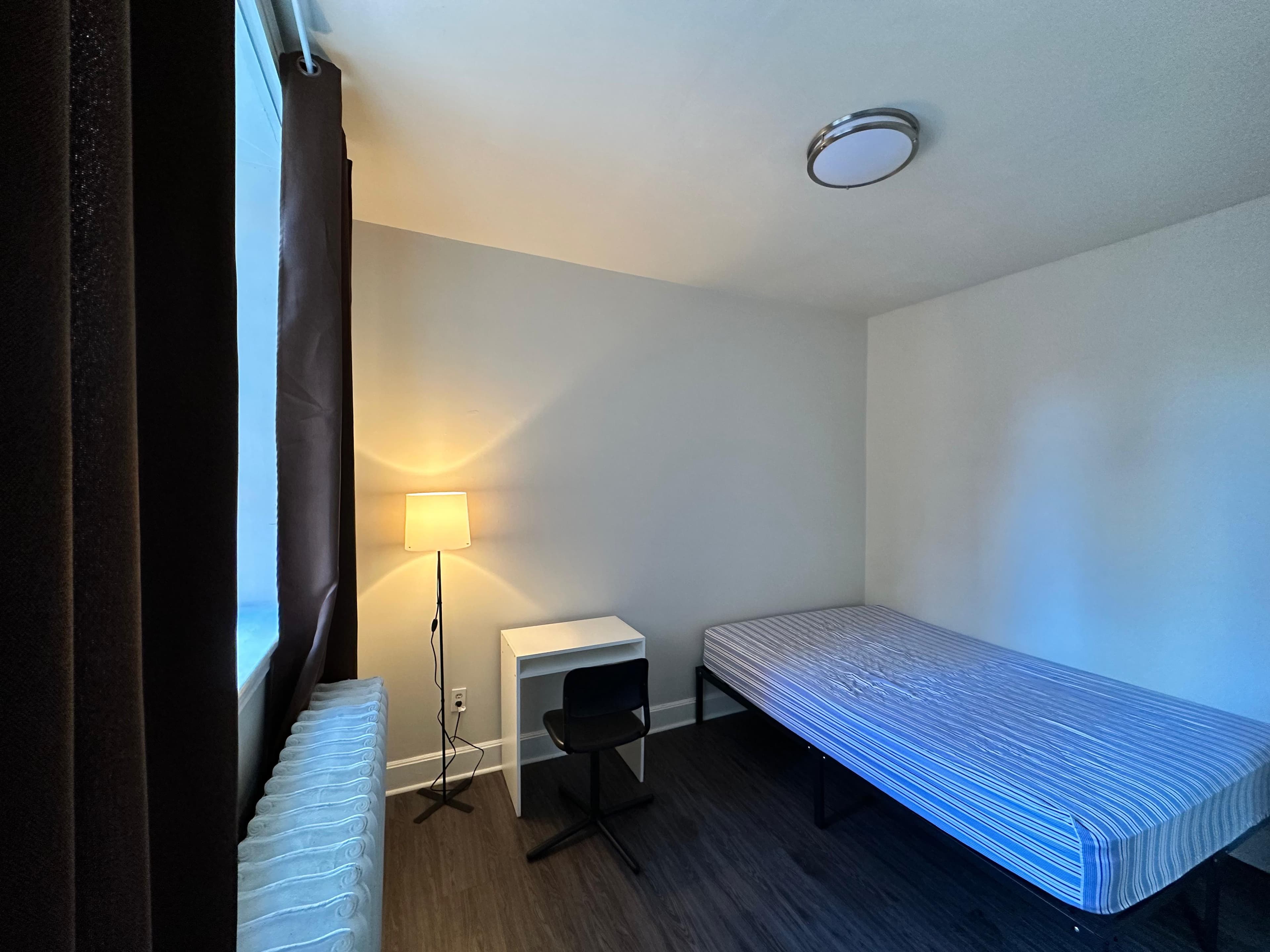 Large high ceiling 2 Bedroom -241 Queen St S - Photo 6