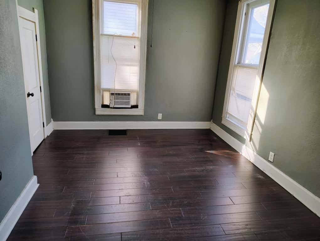 1025 W 11th St - Photo 3
