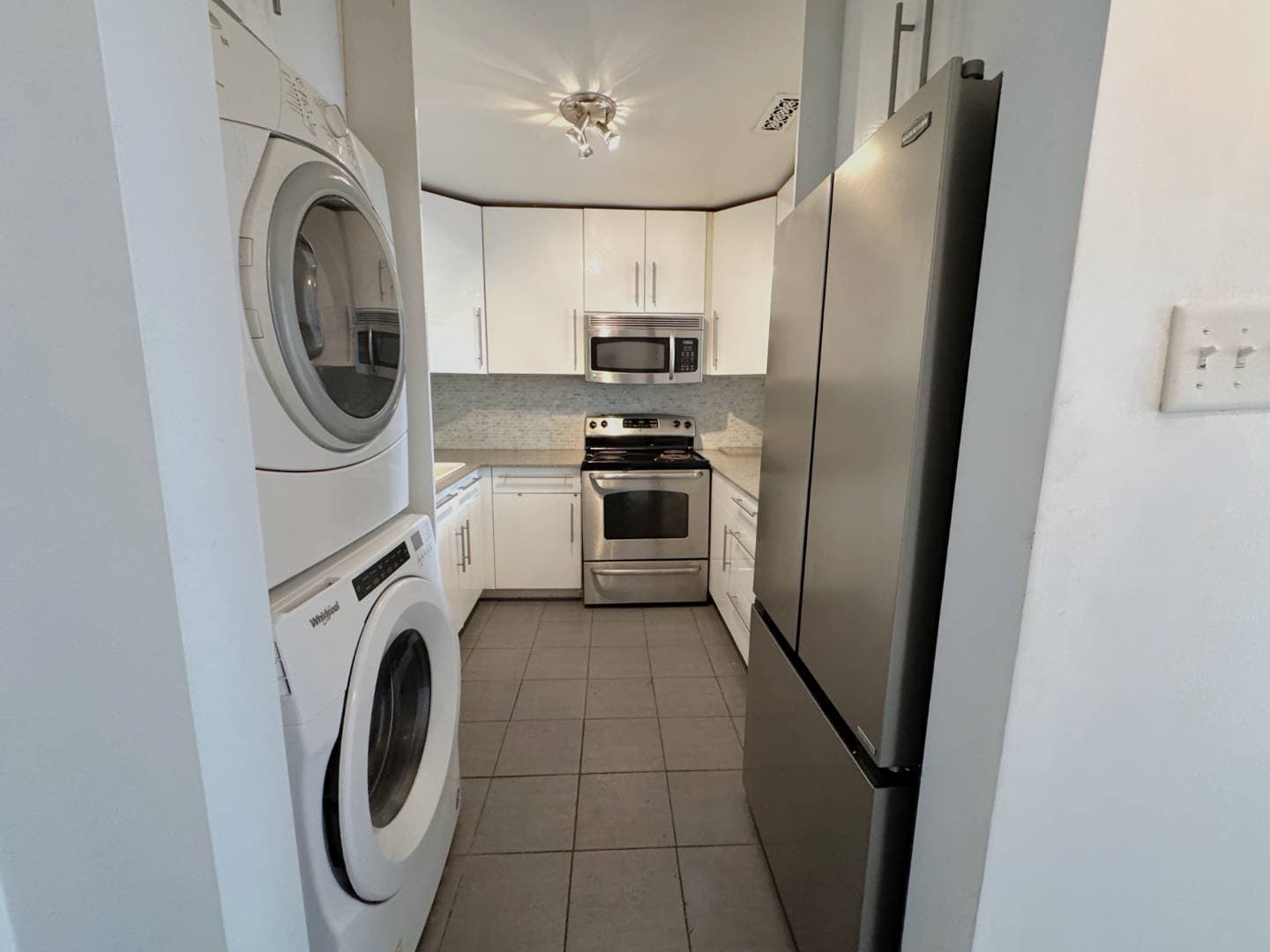 1175 Queen St E - B - Photo 2