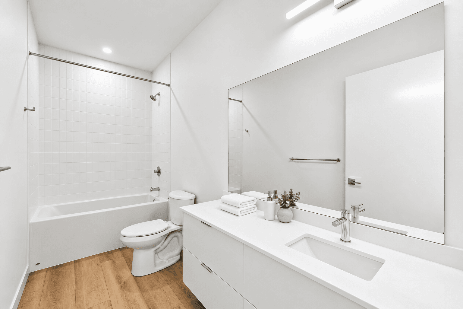 708 11 Ave SW - 2Bed 1 Bath - Photo 2