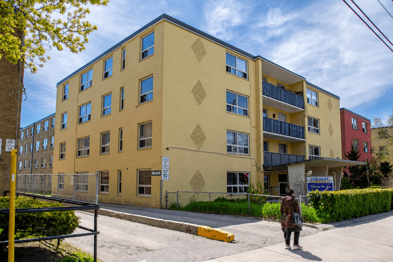320 - Lakeshore Blvd W