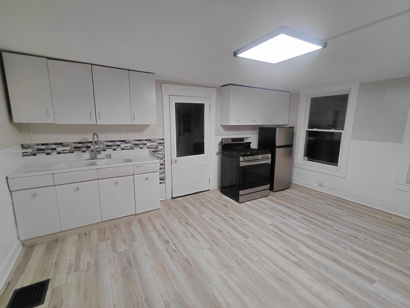 135 S 6th St - Photo 8
