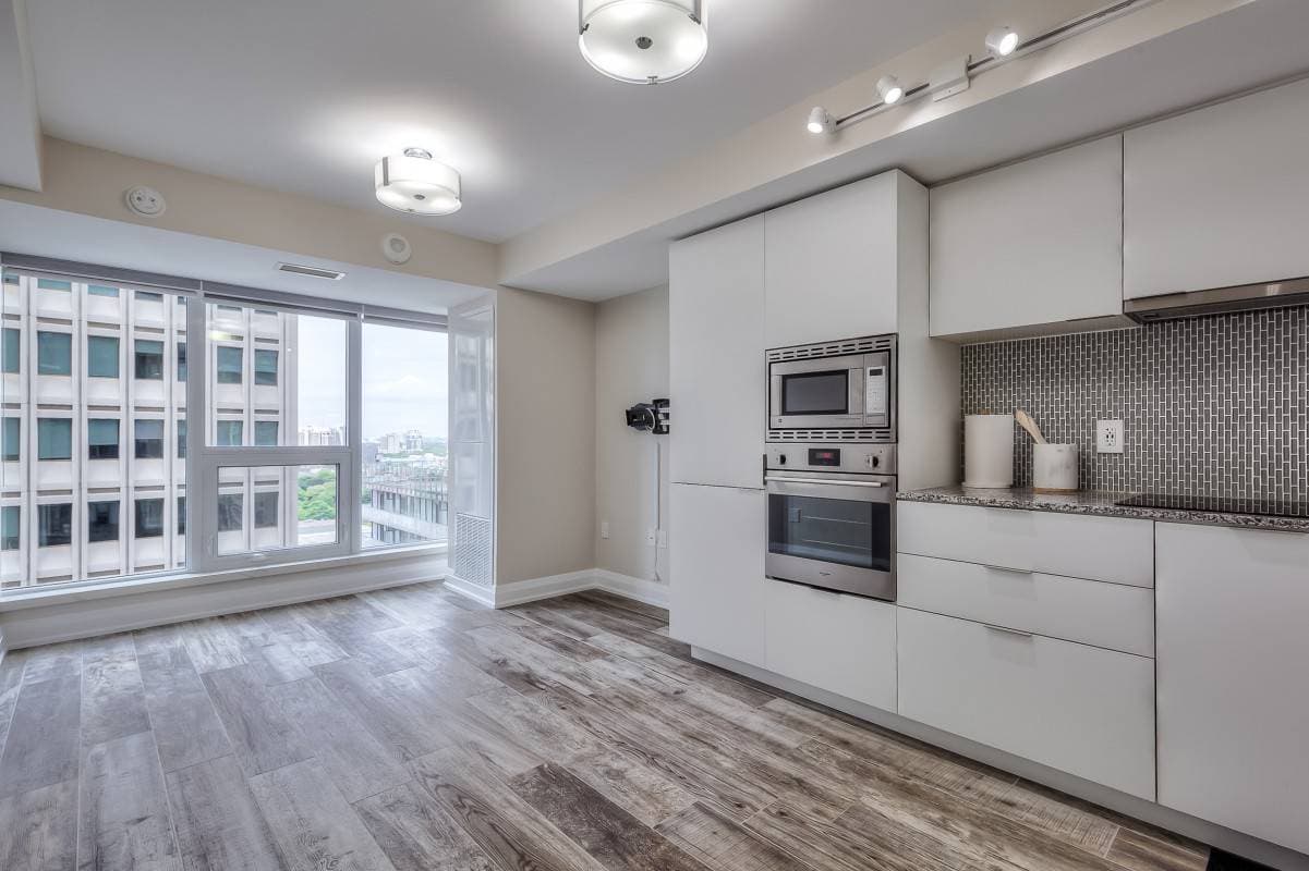 955 Bay St - 1714