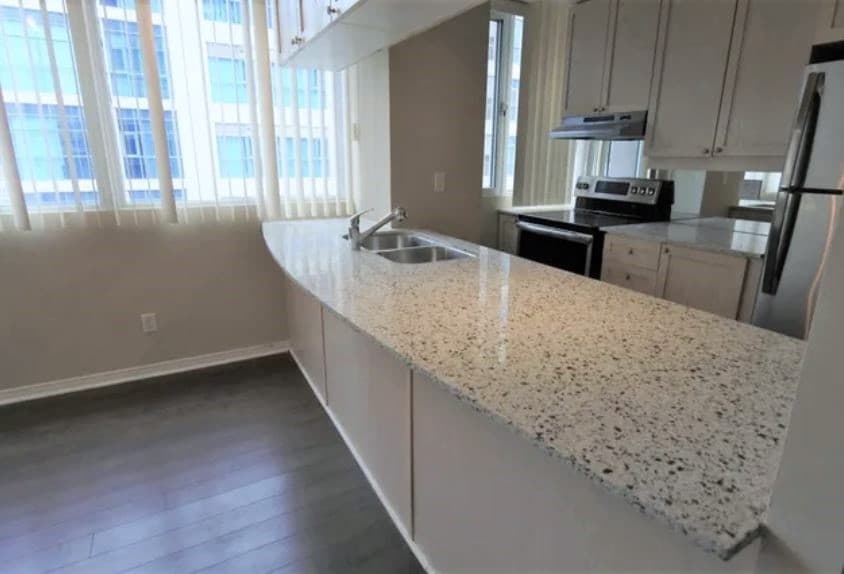 555 Yonge St - 703 - Photo 2