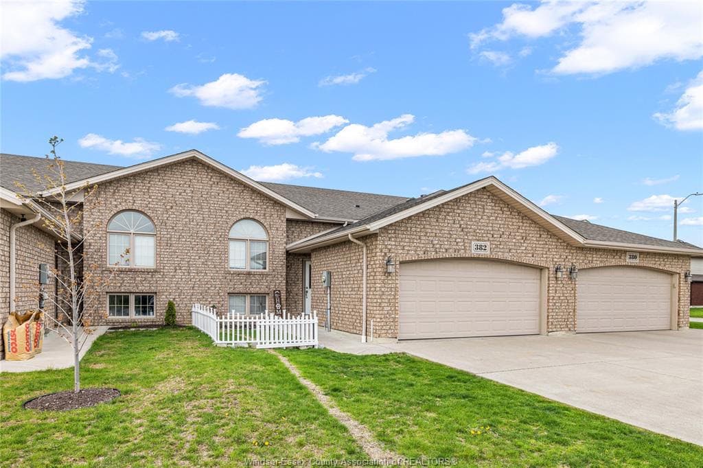 382 Marla in Lakeshore